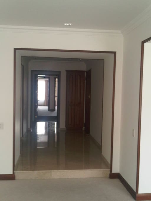 Entrance Hall - Rooms View