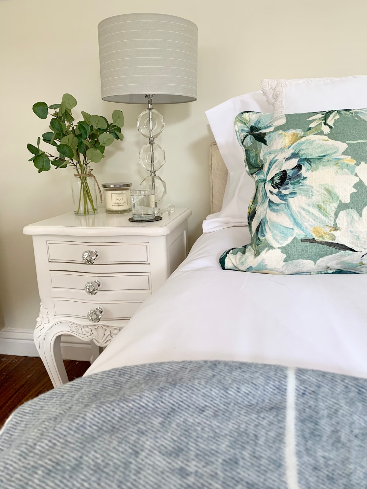 Imamo dva tonska bacanja na podnožju kreveta. Slobodno ih ponesite u vrt i udobno se smjestite na klupu s pogledom na jezerce i dolinu.