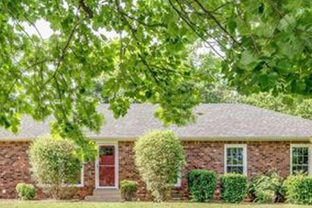 Private Entrance/Charming Master Bedroom