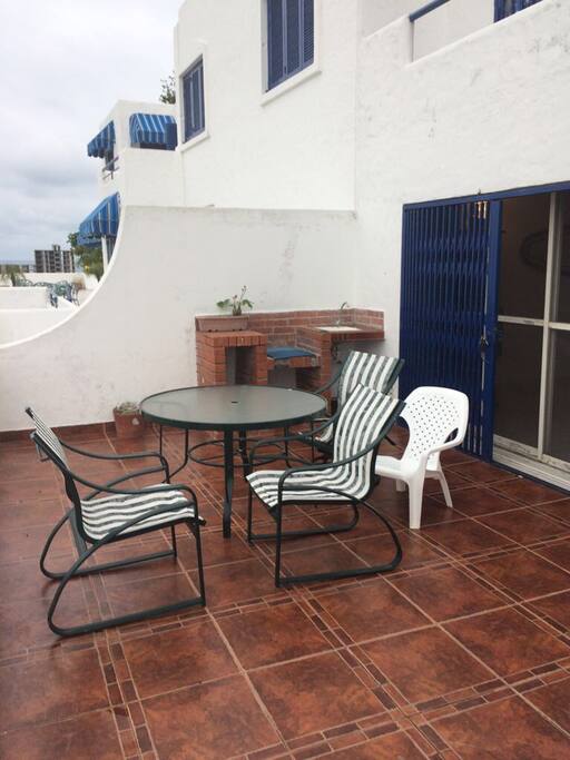Ingreso principal con zona BBQ