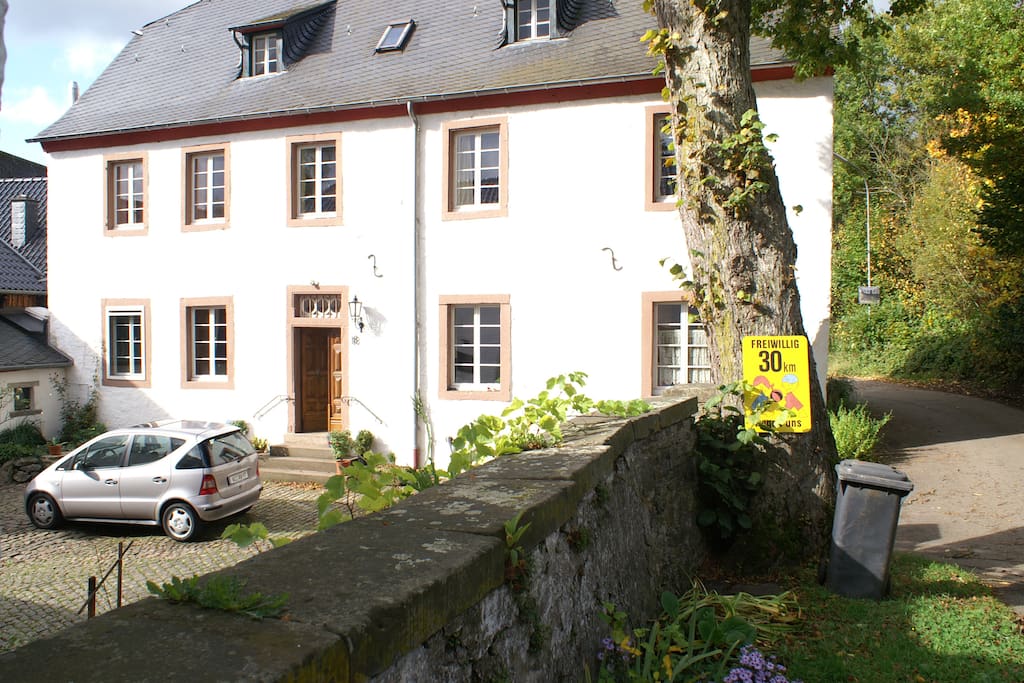 Ansicht von der Straße mit Blick in den Hof.