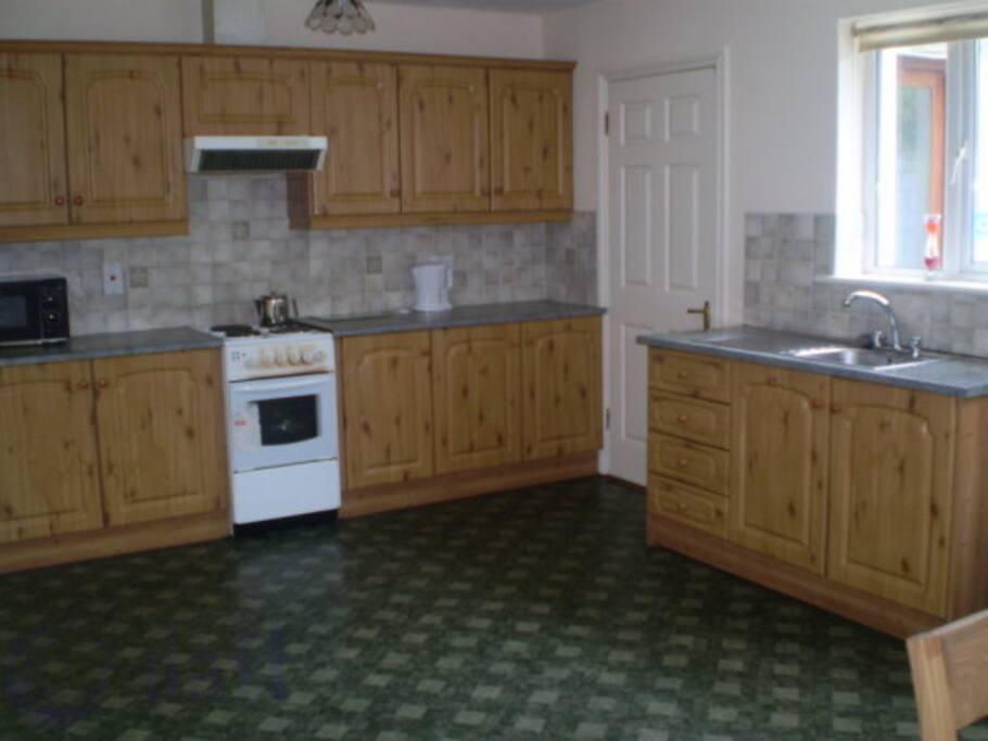 Kitchen complete with pots and pans, microwave,cooker, toaster and delfts pottery.