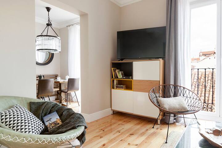 Bright apartment with 2 bdrms in city center. 3A. gallery image 4