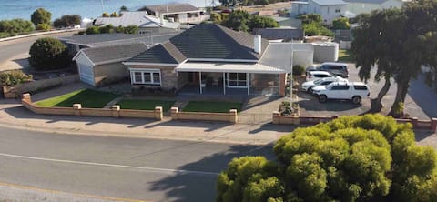 Parkside-Holiday home adjacent to Caravan Park