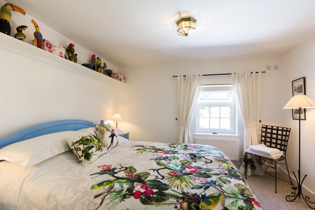 "Very cute cottage in the countryside. Close to the Euro-tunnel/ferry arrival , so ideal to visit Kent. Joan was very accommodating to us as we were arriving quite late after a festival and she waited for us . Good communication before arrival!"
Julie *****