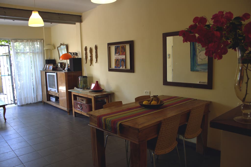 View from the american kitchen to the dining table and living room