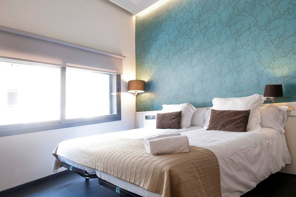 Ample room with 2 single beds, large 40' TV, free internet ADSL.