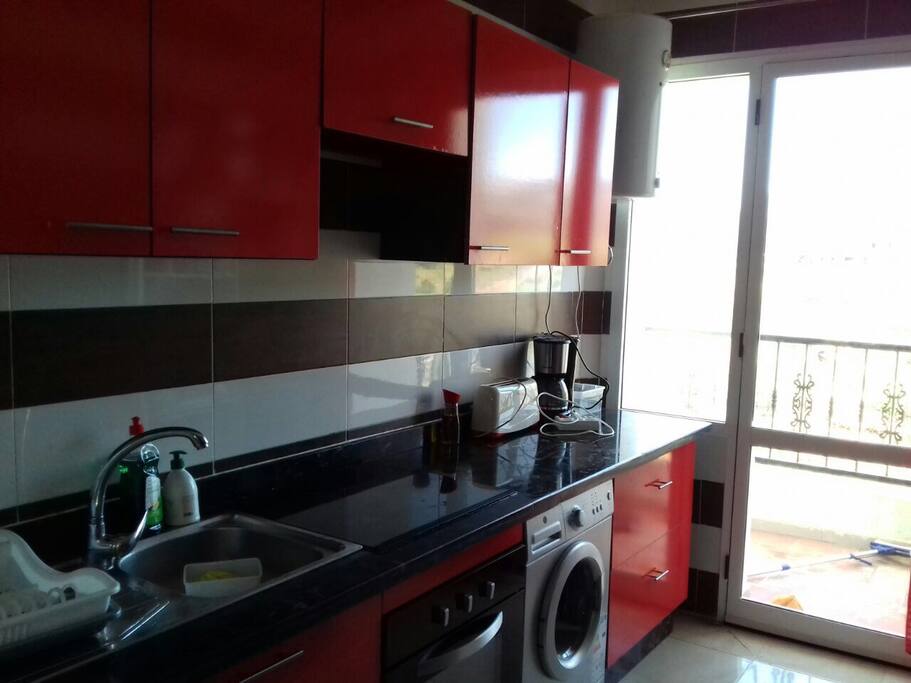 Cuisine entièrement fonctionnelle avec vaiselle, micro onde, four, plaque,frigo et lave linge. Accès à terrasse arrière vue sur la montagne, bbq.
