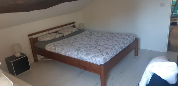 卧室8
1张双人床1张单人床 