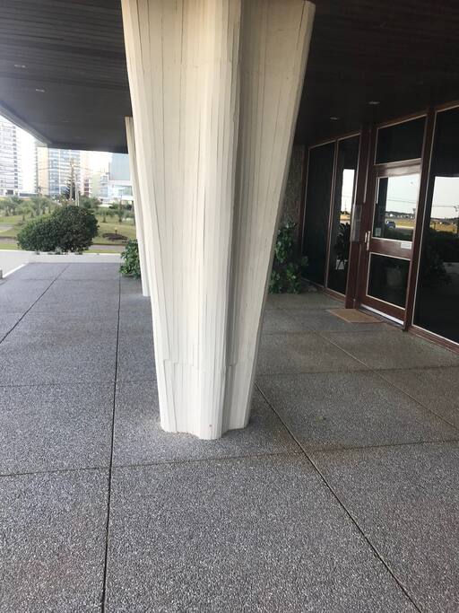 Entrada del Edificio con sus columnas de diseño especial