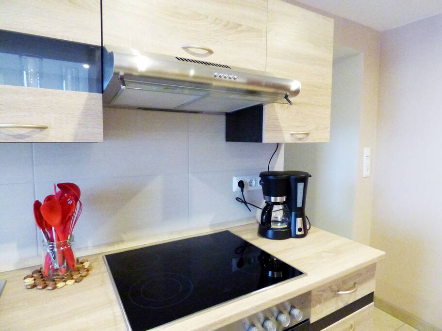 Ceranfeld, Backofen und Kaffeemaschine