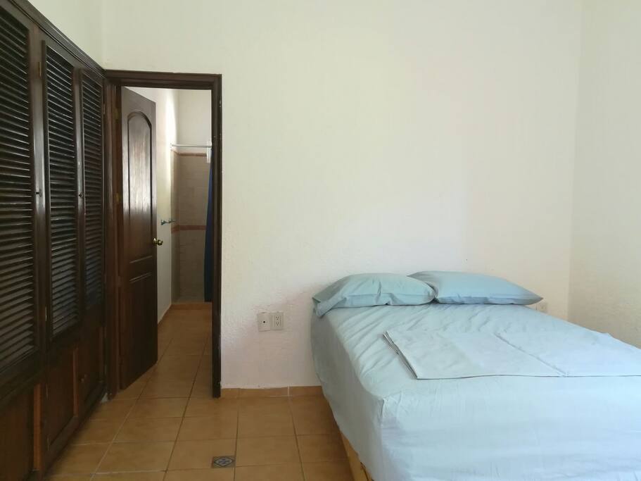 recámara 3 una cama matrimonial y baño completo. sábanas de algodón!.