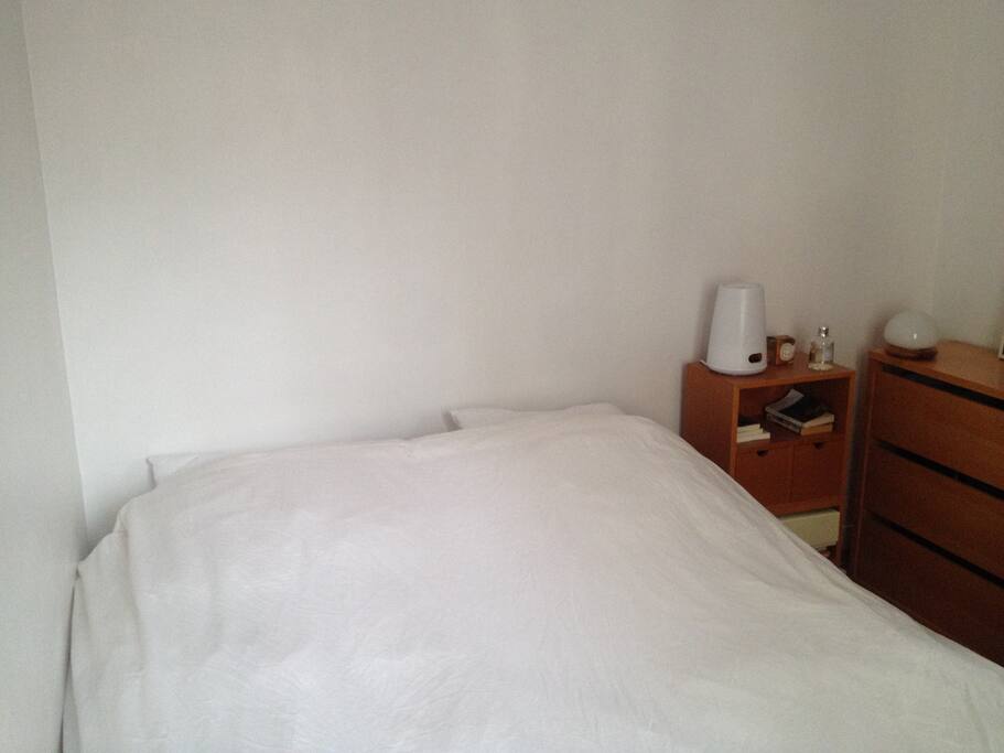Chambre spacieuse avec lit king size, deux commodes, réveil simulateur d'aube.