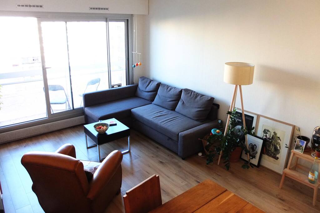 Convertible couch w/ confortable bedding