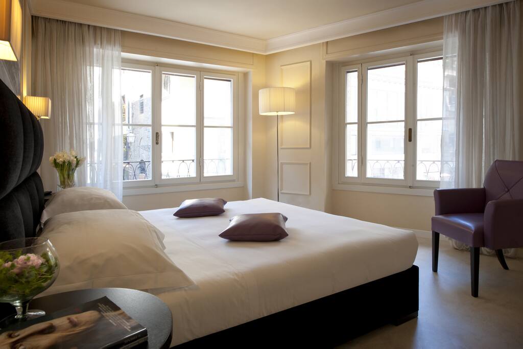 King size bed with hi quality hotel mattress