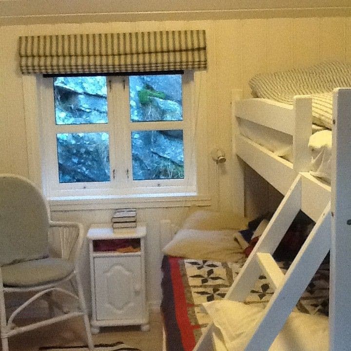 Спалня с двуетажно легло/3 легла и стълбище към тавана.