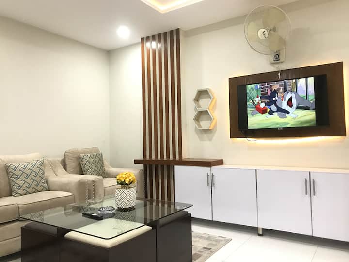 Luxurious 1br Escape W/ Separat Living Area - Lahore