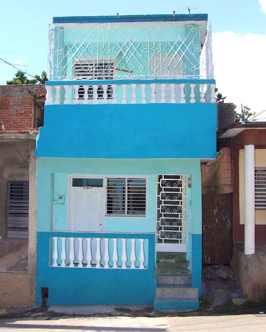 Frente de la Casa, la casa de alquiler se encuentra en el segundo piso y podrá disfrutar de un ambiente hogareño.
