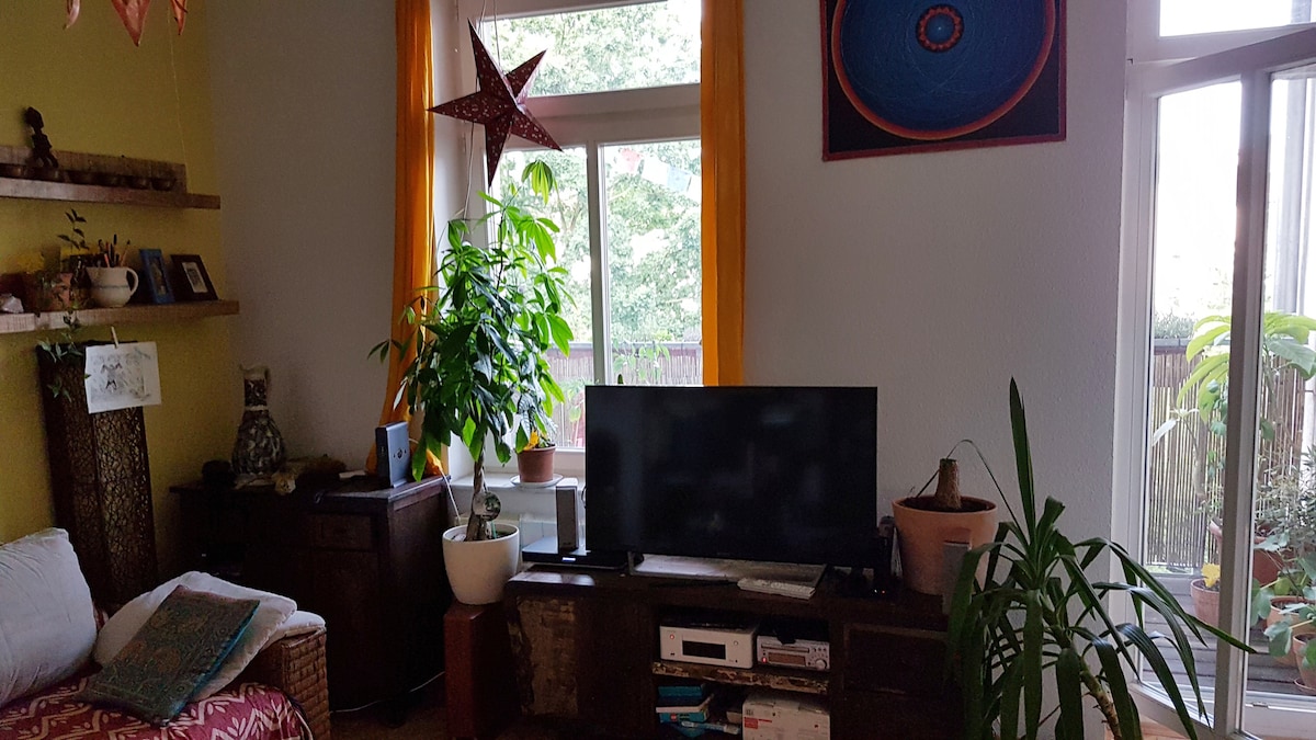 Top performing Airbnb: Quiet, bright balcony apartment in green Schleussig in Schleußig