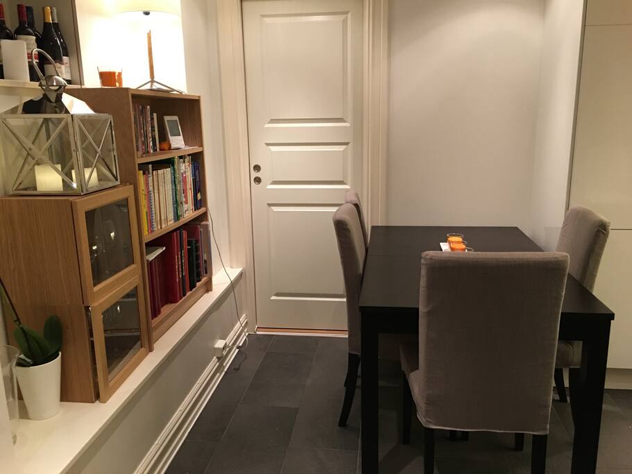 Spisestue og skyvedør inn til soverom