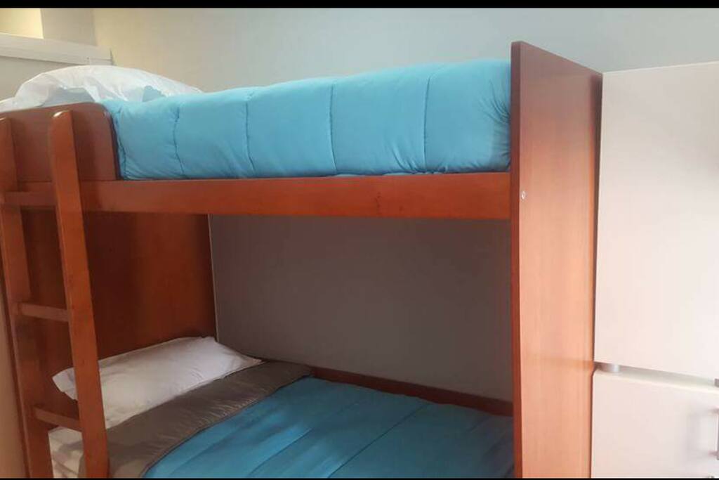 Machico – camarata feminina partilhada por 6 pessoas, com beliches duplos e wc partilhado por essas mesmas pessoas. Situa-se no 2º andar sem elevador. Não dispõe de toalhas. Preço de € 22,00 por noite, por pessoa, a que acresce a taxa de e € 2,00 por noite, por pessoa.