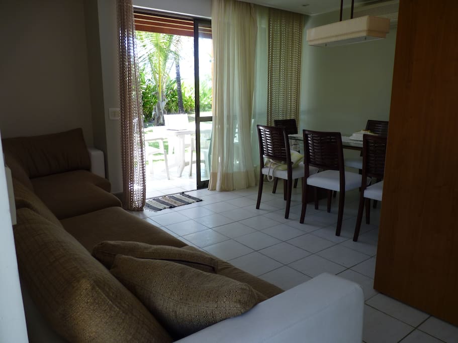 sala com sofa, mesa, ar condicionado