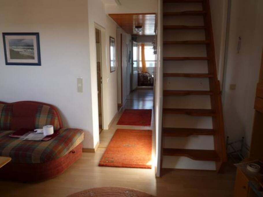 Wohnzimmer mit Galerietreppe