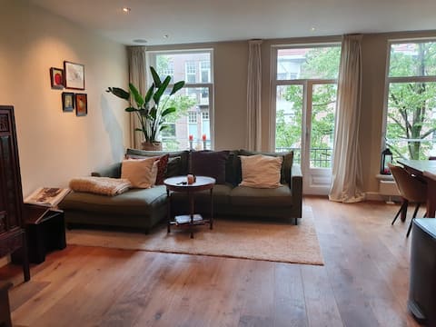 Popular Airbnb listing: Bright apartment (+hottub) centrally in Amsterdam in Van Der Helstpleinbuurt