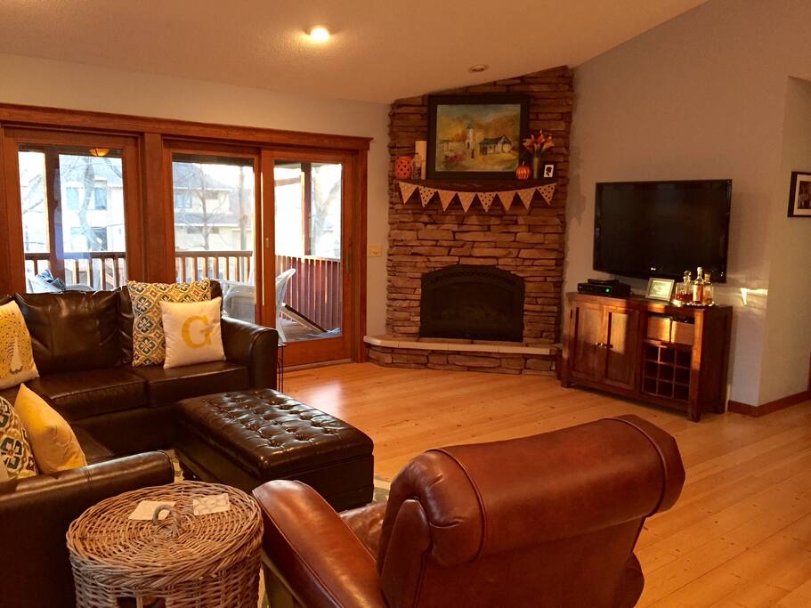 Spacious, vaulted living room