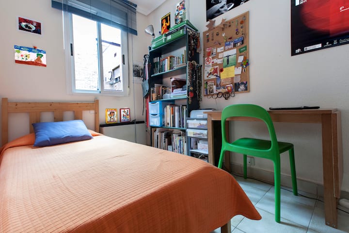Quiet flat in historical Chamberí (IE, CEF area)