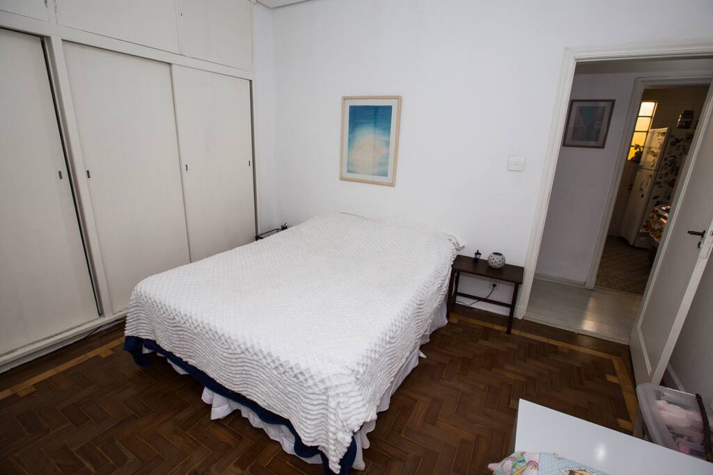 Cama queen.