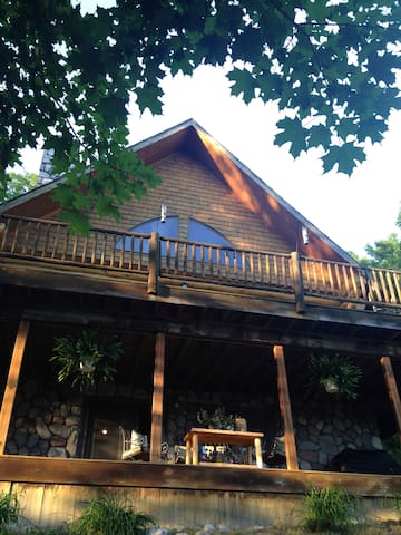 Beautiful Log Home over Glen Lake