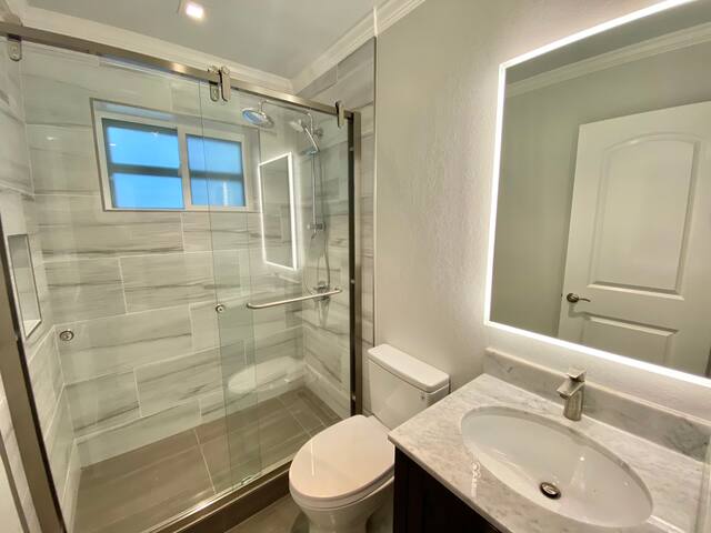 New renovation 7bd/3ba whole house -Deck Views! gallery image 3