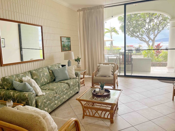 Tërhiq divanin "queen". Pamje nga oqeani nga një dhomë e shkëlqyer. 