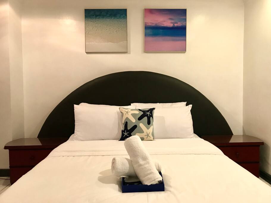 Cozy bed with 4 pillows and duvet for a refreshing rest!