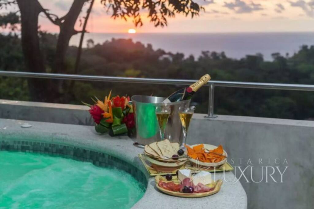 jacuzzi avec vu imprenable sur le couché de soleil sur le Pacifique