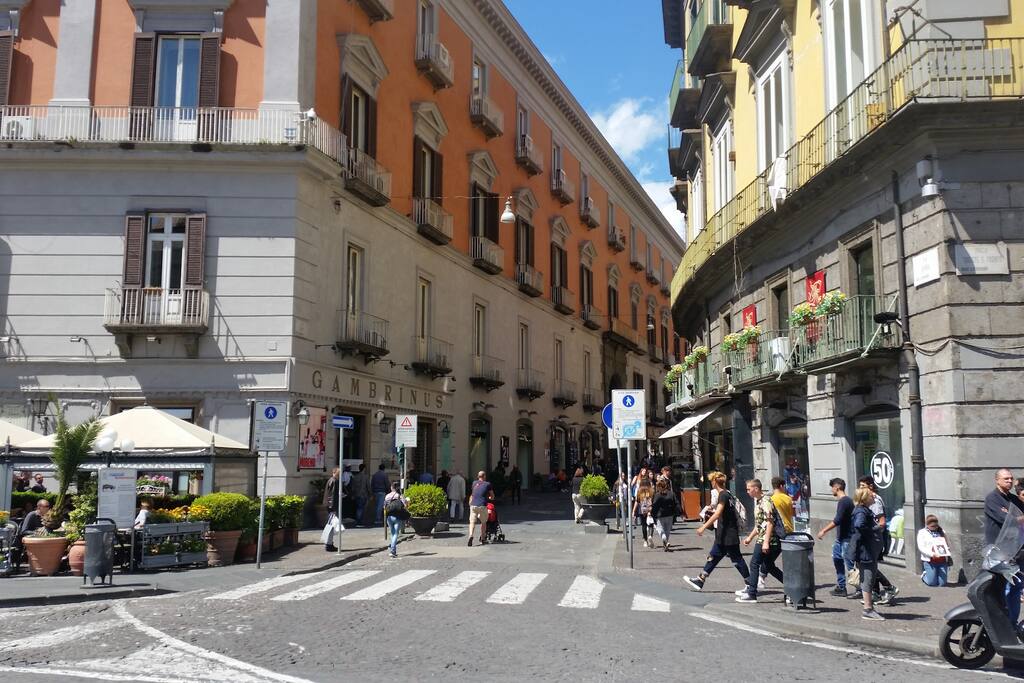 ...nelle immediate adiacenze di via Chiaia e del bar "Gambrinus"