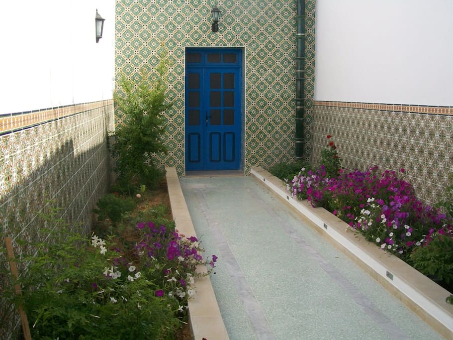 Jardin bien fleuri de Jasmins, rosiers à la sortie du Riadh