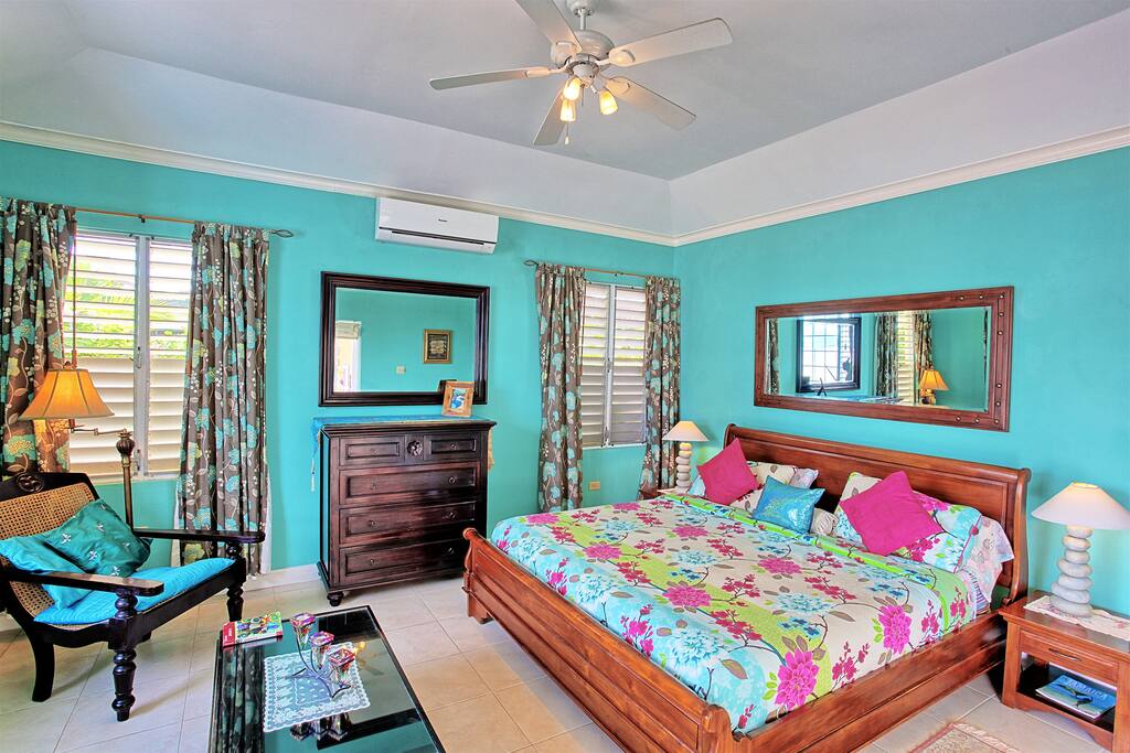 Bedroom 1 - king bed