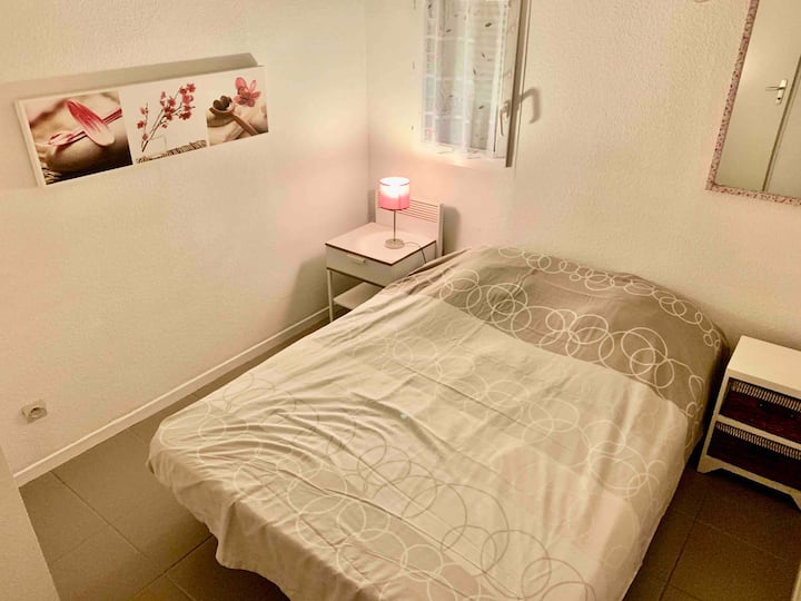 dhoma e gjumit në katin e sipërm, e izoluar nga mezzanine