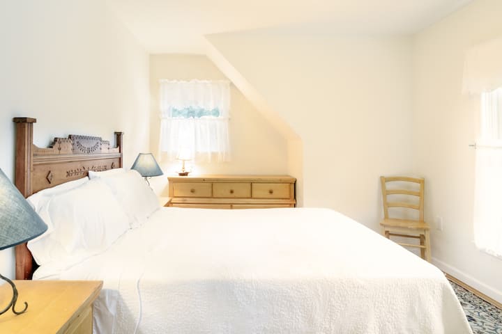 Chambre au deuxième étage avec lit queen size et  vue sur la piscine