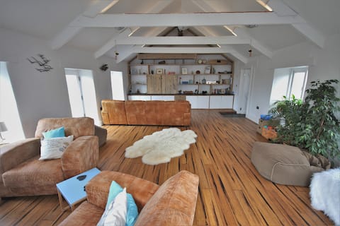 Large Cornish barn, sea views, 5min walk to beach