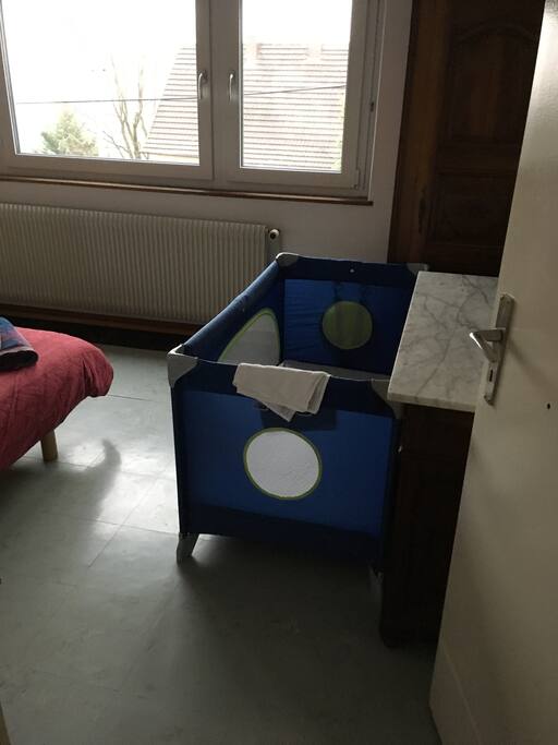 Lit parapluie possible en sus dans chambre parentale