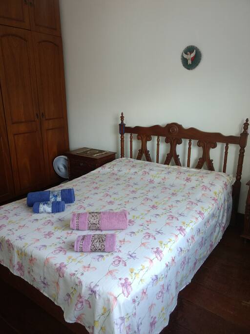 quarto com armário e banheiro
