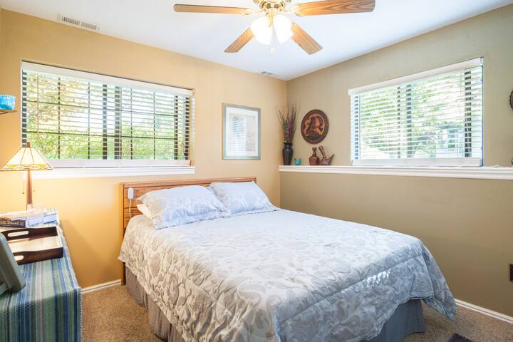 Beautiful COZY Apartment Near Mtns.