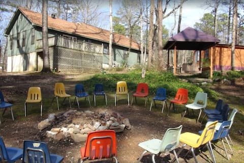 Big Cottage, sleeps 21 close to Lake Ouachita!