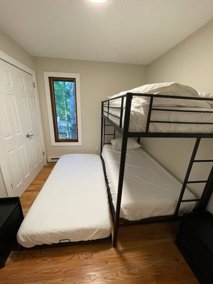 Third floor bedroom with bunk beds 