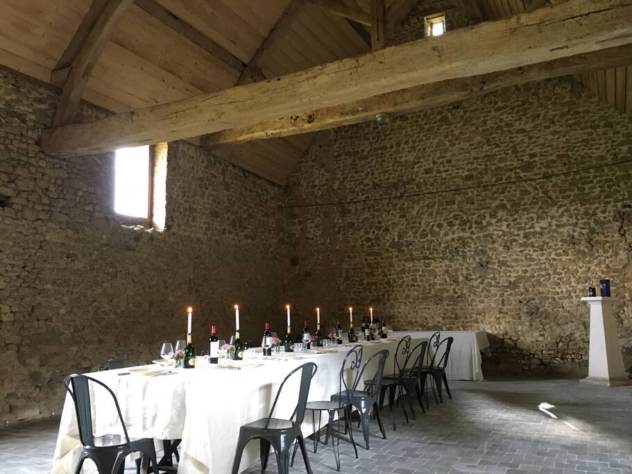 La salle de soirée, idéale pour organiser un grand dîner, ou pour tout simplement danser et s'amuser