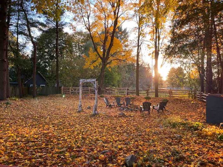 Muskoka Cottagecore Century Home Houses for Rent in Bracebridge