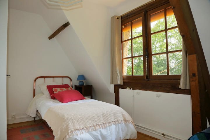 Spavaća soba na katu, okrenuta prema jugu, 2 kreveta (90*190 kreveta)
